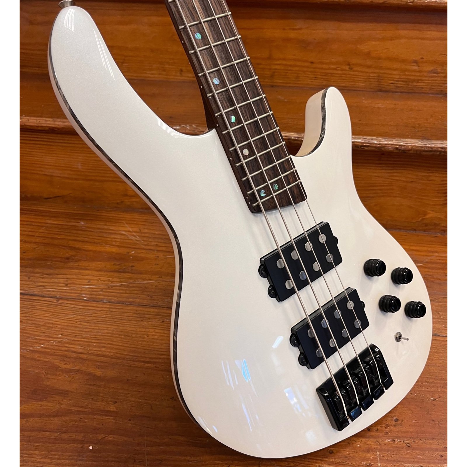 Sleek Arctic White 4-String Bass Guitar (White)